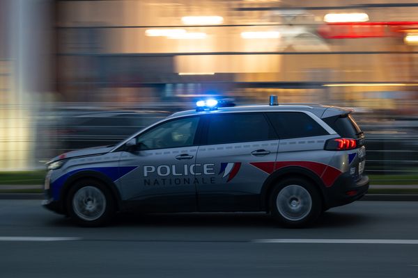 Trois personnes ont été interpellées.