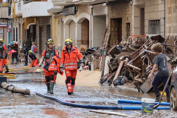 Les secours espagnols ont reçu l'aide de pompiers venus de France lors des terribles inondations qui ont touché le littoral méditerranéen, notamment près de Valence.