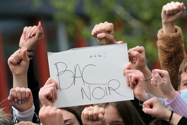 De nombreux lycéens bloquent l'accès à leur lycée pour demander la suppression des épreuves du bac en présentiel