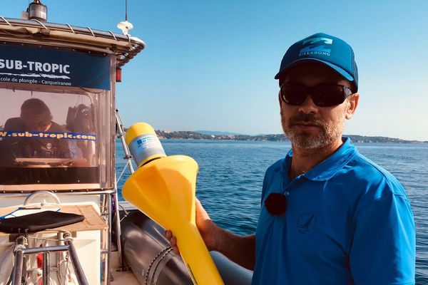 Le chercheur Yann Ourmières dépose des bouées connectées en mer afin d'étudier les courants marins - Septembre 2018