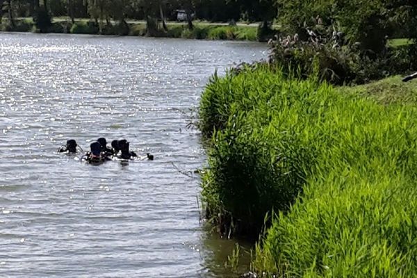 Recherches dans l'étang de la Ballastière à Sanzay (août 2015) 