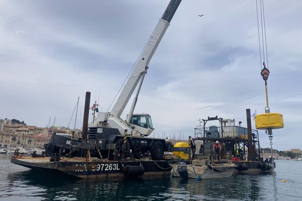 Des corps morts sont actuellement installés dans le Vieux-Port pour stabiliser le Belem à son arrivée.