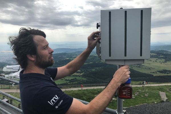 L'aspirateur à nuages permet de collecter des gouttelettes dans un flacon.