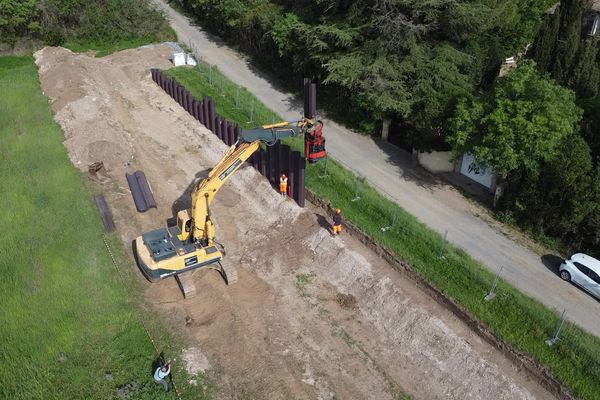 La digue d'Usclas-d'Hérault fait l'objet de travaux pour protéger le village des crues et des inondations.