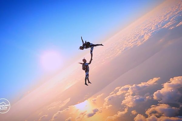 Les champions du monde de freefly, Karine Joly et Grégory Crozier, en pleine chorégraphie pendant leur vol en chute libre