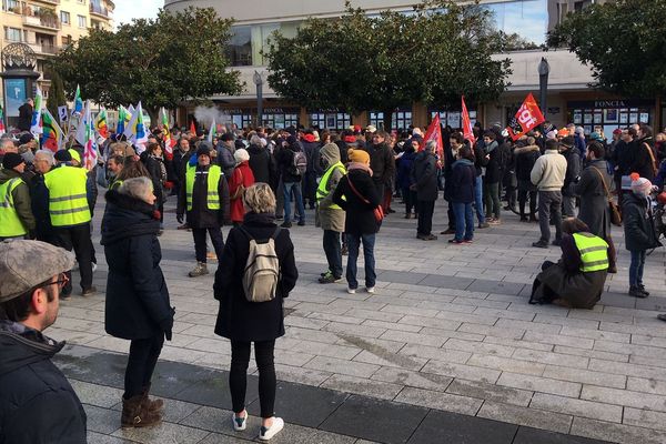 400 professeurs dans les rues de Caen pour manifester contre la réforme du lycée, du bac et la suppression de postes