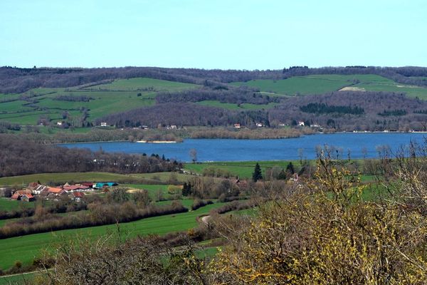 Le lac de Panthier et le hameau des Bordes vus depuis Châteauneuf