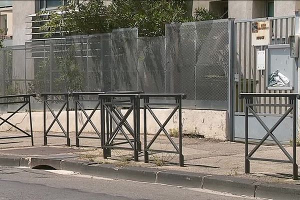 L'entrée d'une école à Marseille