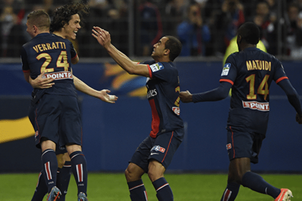 Grâce à un doublé de Cavani, le PSG s'impose ce samedi soir face à Lyon 2 buts à 1. 