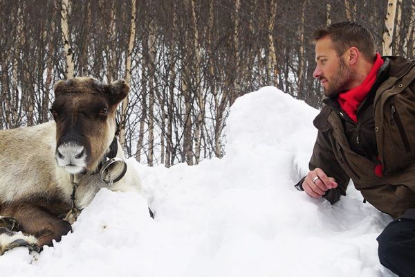 Rémi Dupouy avec un renne en Russie