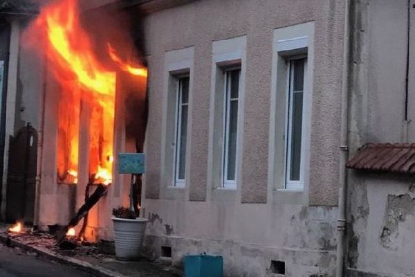 Un incendie a entièrement détruit une maison et plusieurs bâtiments, en plein centre du Veurdre (Allier), mardi 27 novembre