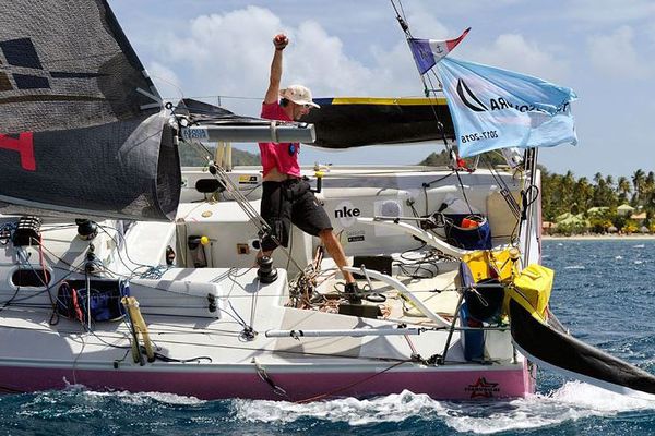 Arrivée d'Alexandre Ozon, vainqueur de la Transquadra