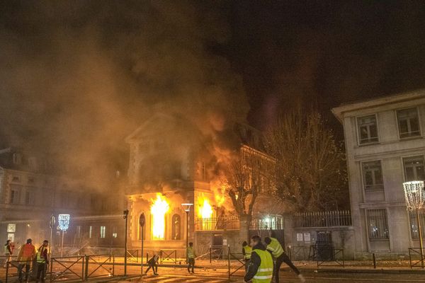 Les responsables présumés de l'incendie de la préfecture du Puy-en-Velay seront entendus lundi 20 janvier devant le tribunal correctionnel.