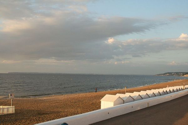 Dans le Calvados, sur la Côte Fleurie, un ciel partagé pour ce JEUDI à l'horizon de Villers-sur-Mer.