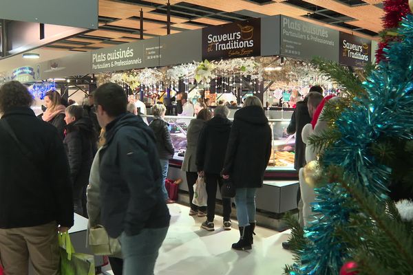 Dans ce marché d'Aurillac, quelques retardataires font leurs achats de dernière minute pour leur repas de Nouvel An.