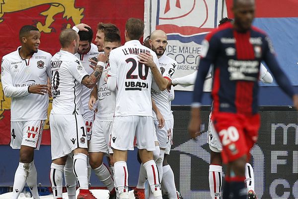 Les Niçois se congratulent après l'ouverture du score face à Caen, le 19 novembre 2017 