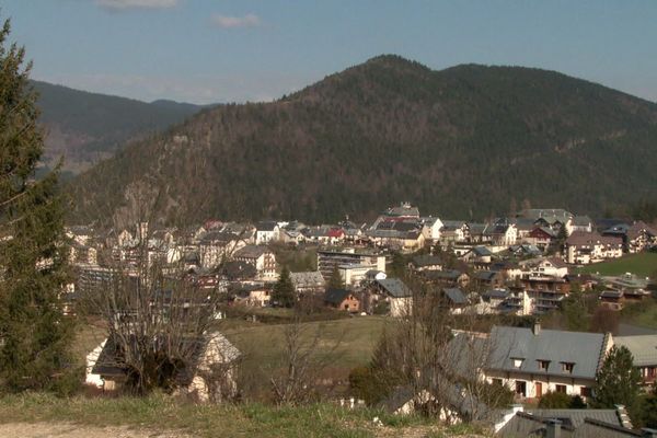 Dans le Vercors, les maires sont inquiets depuis l'arrivée massive de propriétaires de résidences secondaires.