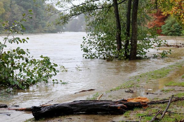 Point de vue image du monder, il pleut et les rivières débordent, la Sèvre-Nantaise est placée en vigilance orange