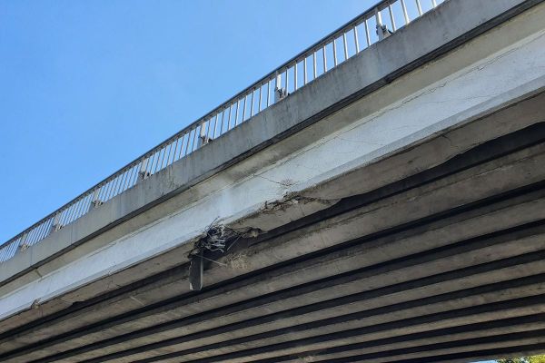 Lundi 24 août, un camion avec une grue a heurté le tablier d'un pont à Veyre-Monton dans le Puy-de-Dôme.