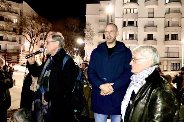 Salah Hamouri devant la MJC Pichon à Nancy avec les associations de soutien