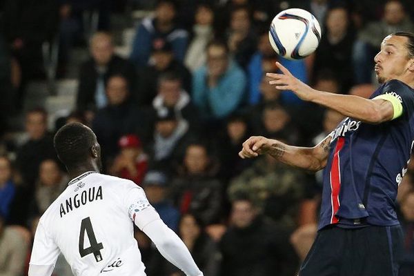 Zlatan Ibrahimovic (PSG) au contrôle pendant le match contre l'EAG