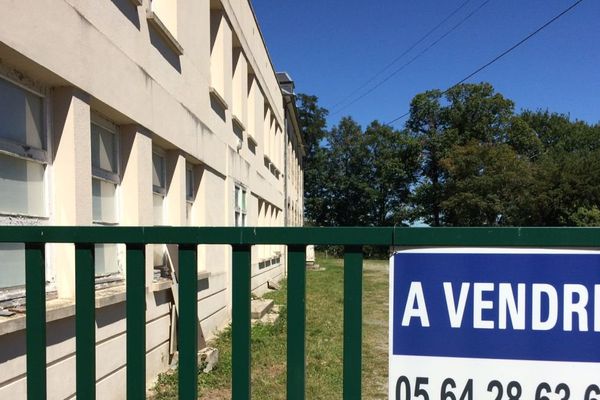 Le centre de loisirs du Clocher mis en vente à Saint-Sulpice-le-Guérétois au nord de Guéret. La propriété s'étend sur 22 000 m2 et comprend plusieurs bâtiments.