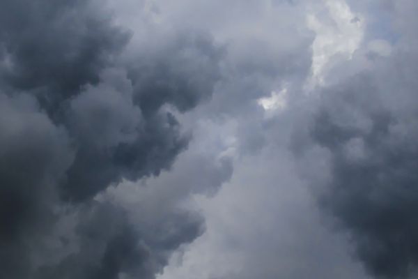 Nous retrouvons ce matin un ciel couvert. Les nuages bas sont omniprésents avec de l'humidité au sol et des bruines, faibles et éparses, sont possibles.