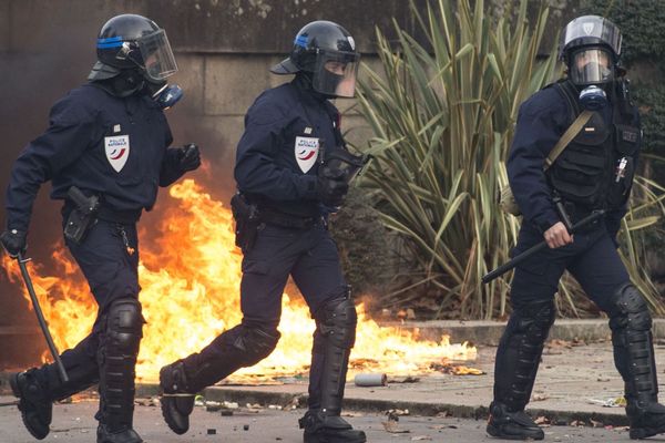 La violence contre les policiers et gendarmes sur le terrain est aussi relayée sur les réseaux sociaux.