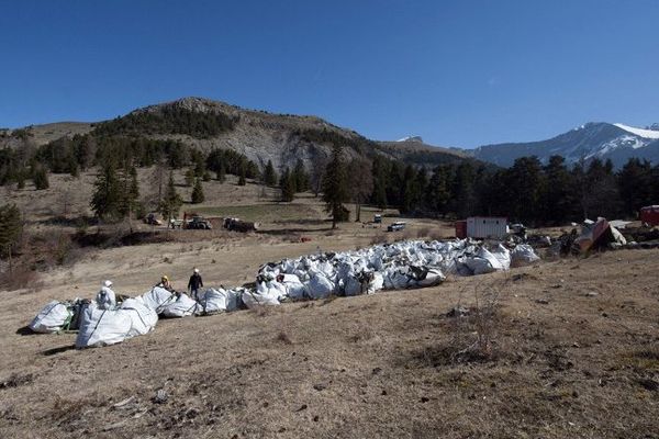 Les débris ont été stockés dans un hangar à Seyne-les-Alpes.