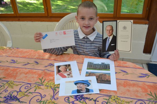 En 2021, Noé a eu la satisfaction de recevoir une lettre de la reine d'Angleterre. Le courrier était une réponse aux condoléances que le petit garçon lui avait envoyées après la mort du prince Philippe.