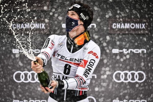 Clément Noël célèbre sa victoire sur le podium après la deuxième manche de l'épreuve de slalom de la Coupe du monde de ski alpin.