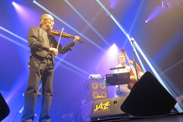 Jean-Luc Ponty sur la scène de la salle Marcel Hélie à Coutances : le violoniste a vécu jusqu'à l'âge de quinze ans à Avranches avant d'aller faire carrière aux Etats-Unis où il vit depuis plus de quarante ans.