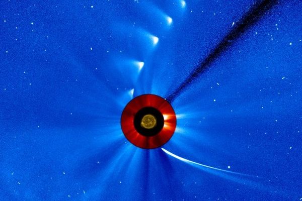 Ciel et espace : la comète Ison tourne autour du soleil le 2 décembre 2013