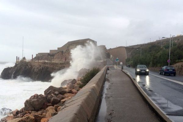 La mer est très agitée avec des creux de 5 m au large de Sète où le trafic maritime a été interrompu le 13 octobre 2016 en raison de la vigilance orange pluie inondation.