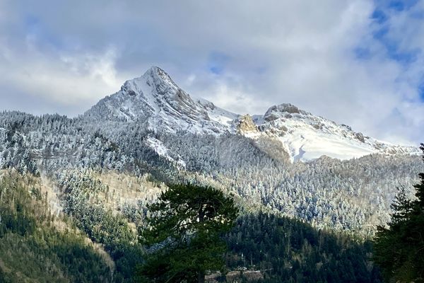 Les aiguilles vertigineuses qui surplombent le vallon de la Jarjatte