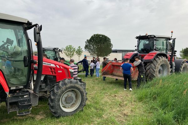 Une soixantaine d'agriculteurs, mobilisés devant la communauté d'agglomération Gaillac-Graulhet (Tarn), ce lundi 8 avril 2024.