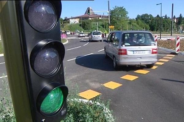 Les nouveaux feux du rond point de Besançon Micropolis