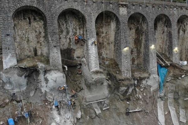 Le mur à arcatures de Fontan en travaux après des mouvements de terrain. Le trafic jusqu'à Tende est interrompu et ne reprendra pas avant le printemps.