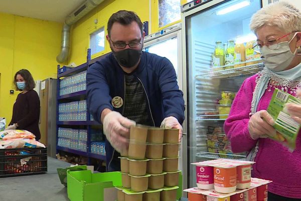 A Notre Dame de Gravenchon, près du Havre, premier jour de distribution lundi 23 novembre 2020