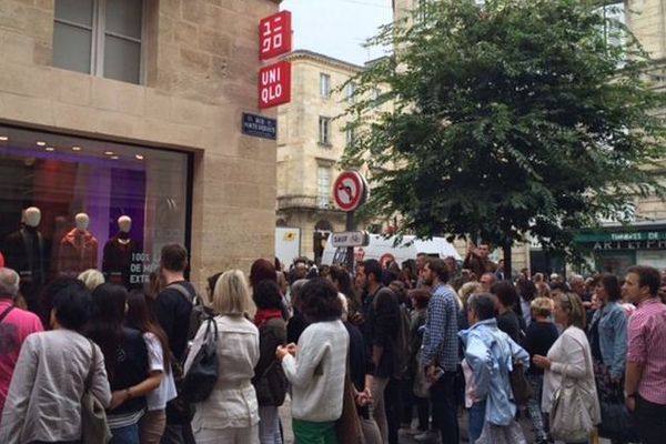 Des centaines de personnes devant le magasin Uniqlo de Bordeaux