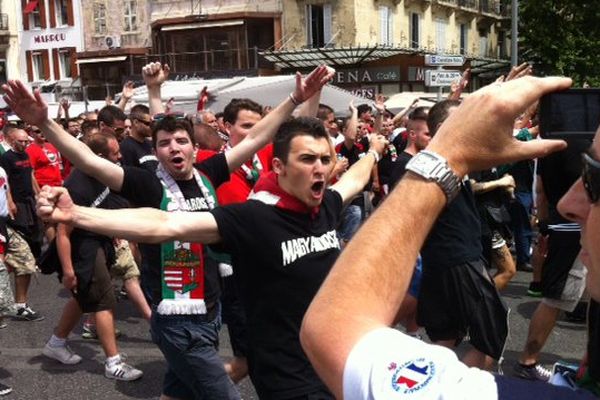 supporter hongrois samedi place Castellane à Marseille