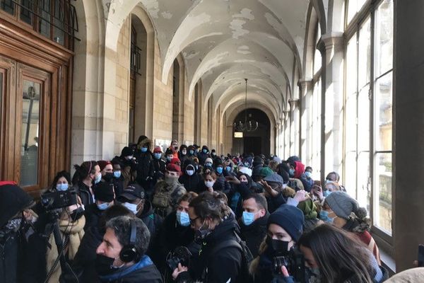 L'Hôtel-Dieu occupé par des personnes qui dorment dans la rue.