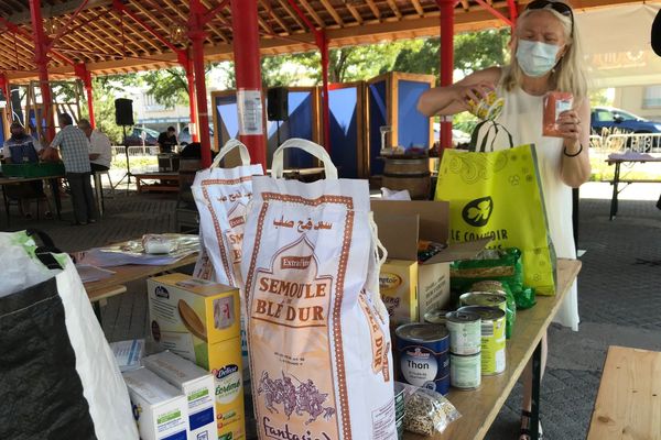 Le stand recueille des aliments non périssables afin de pouvoir les acheminer à Beyrouth dès que possible