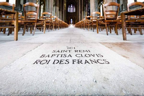 Photographiée comme le propos introductif de "Star Wars", cette dalle visible par le public se trouve au-dessus de baptistère de Clovis (lui inaccessible), qui se trouve dans les tréfonds de la cathédrale de Reims.