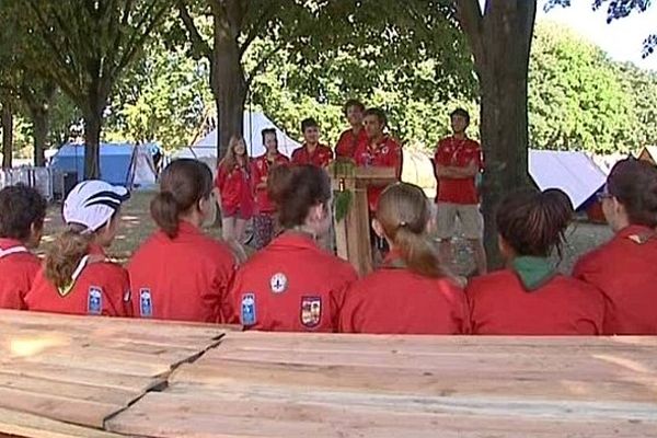 Plus de 400 scouts et guides de France participent en coulisses aux championnats du monde d'athlétisme handisport 2013.