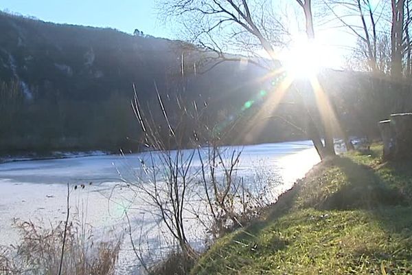 Et au milieu coule une rivière... gelée ! Le Doubs vendredi à Besançon 