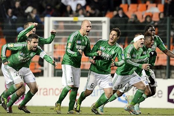 Les Verts exultent après le dernier tir au but qui les propulse en finale de la Coupe de la Ligue. Ce sera Rennes ou Montpellier qui jouent ce soir. 