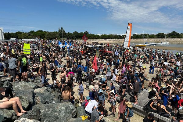 Plusieurs milliers d'opposants aux mégabassines rassemblés sur une plage de La Rochelle, le 20 juillet 2024.