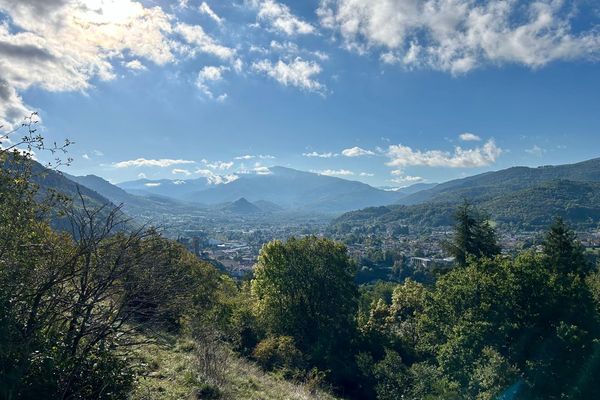 L’Ana – Conservatoire d’espaces naturels Ariège, association œuvrant à la protection de l’environnement, à l’étude de la biodiversité et du suivi de la faune et de la flore, gère une quarantaine de sites dans le département, comme ici sur les hauteurs de Foix, à le Pech Saint-Saveur.