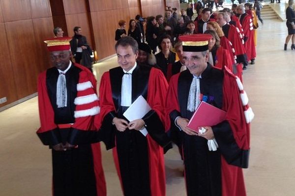 José Luis Zapatero (au centre) à son arrivée à l'université